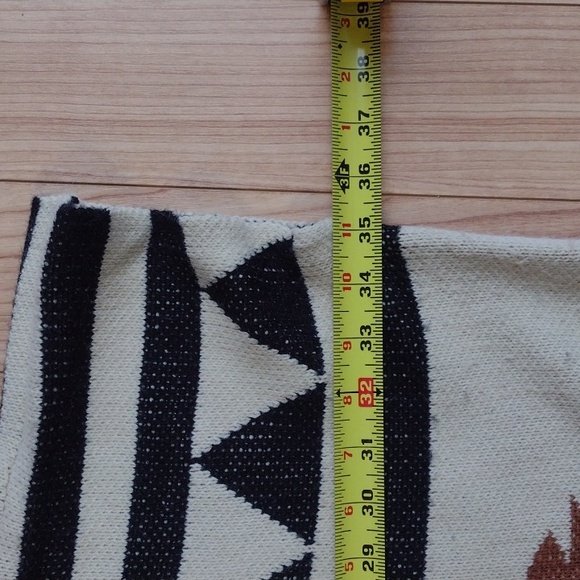 debut Fringed Knit Poncho with Geometric Pattern Size Small - Picture 7 of 10